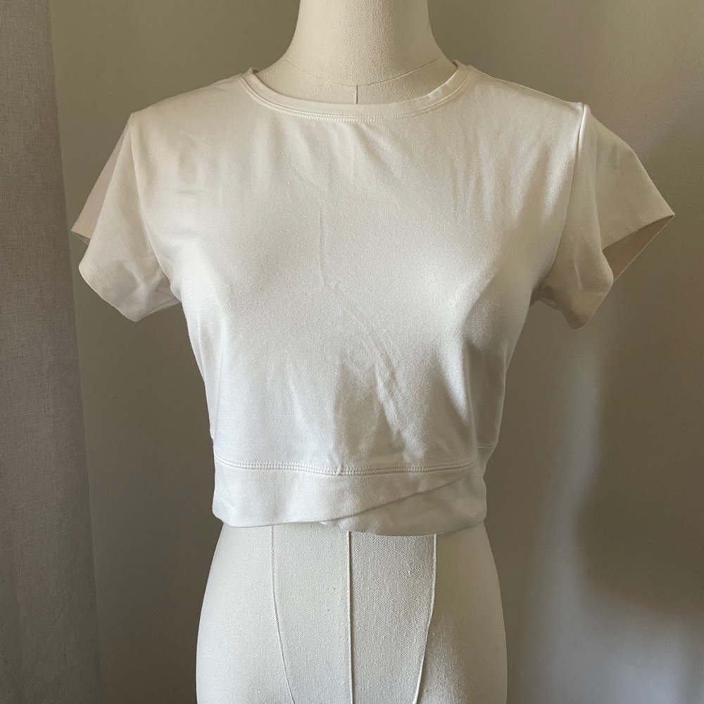 Powerchill Cropped Crewneck Short Sleeve Top - ivory/off white. M. EUC